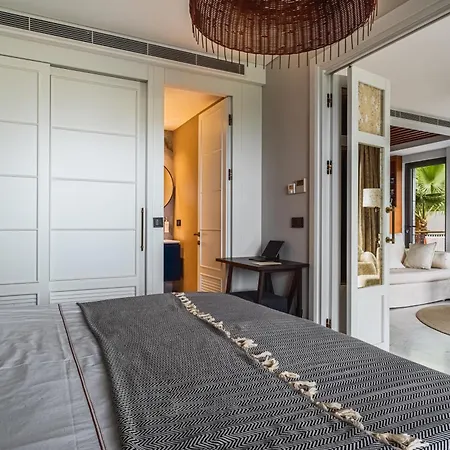 2-Bedroom Beachfront Flat With Hotel Amenities