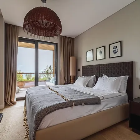2-Bedroom Beachfront Flat With Hotel Amenities *