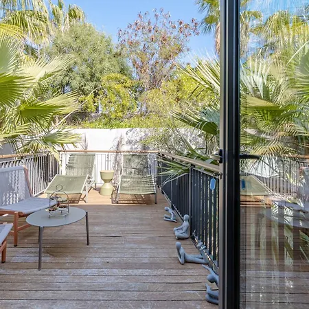 Appartement 2-Bedroom Beachfront Flat With Hotel Amenities