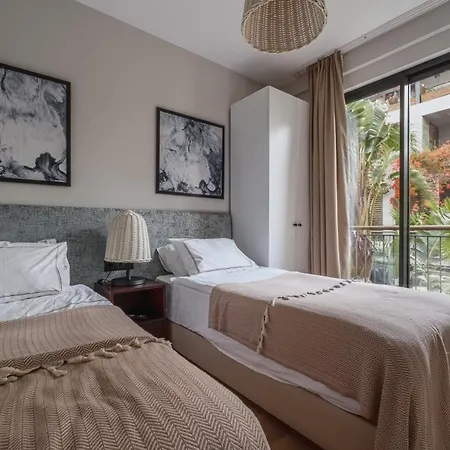 2-Bedroom Beachfront Flat With Hotel Amenities *