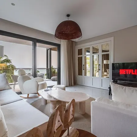 2-Bedroom Beachfront Flat With Hotel Amenities