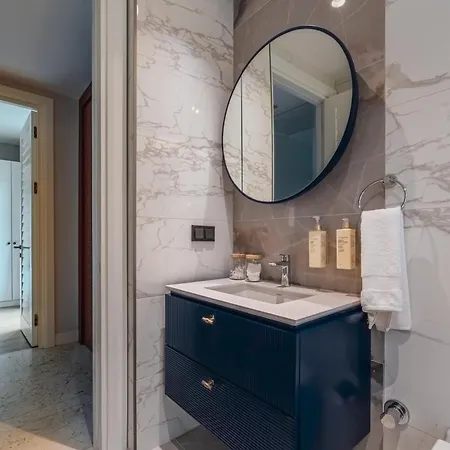 Daire 2-bedroom Beachfront Flat With Amenities