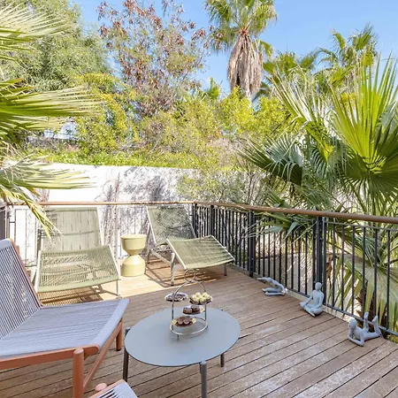 2-Bedroom Beachfront Flat With Hotel Amenities *