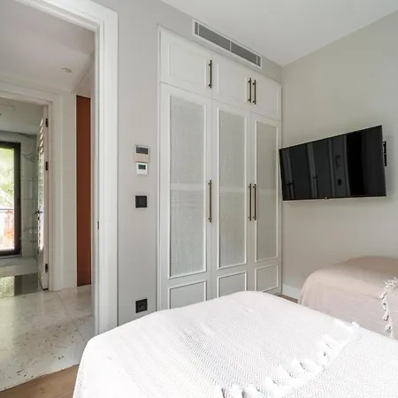 2-Bedroom Beachfront Flat With Hotel Amenities *