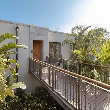 2-bedroom Beachfront Flat With Amenities דירה